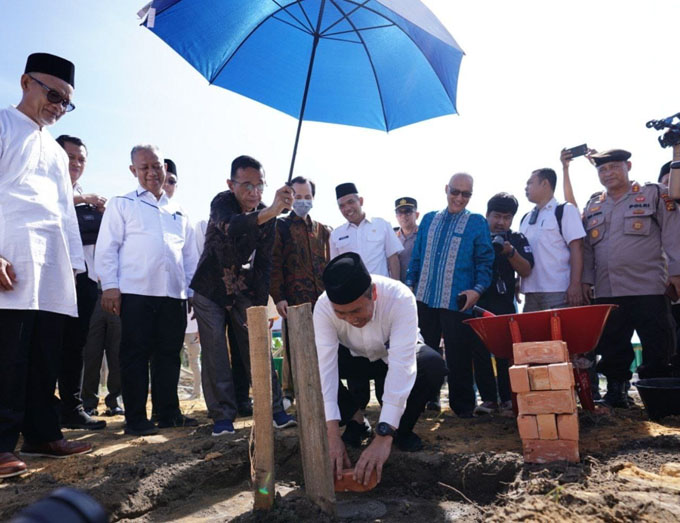 Gubri Syamsuar meletakkan batu pertama pembangunan Pondok Pesantren Maâ€™had Islam Riau di Kecamatan Siak Hulu, Kampar, Rabu (16/11/2022).